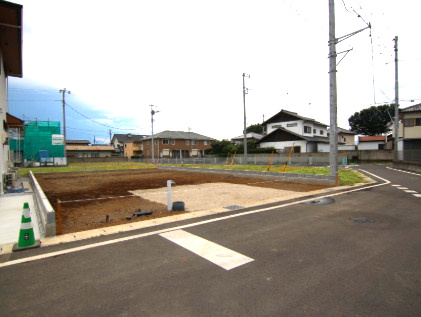 ブルーミングガーデン前橋市上新田町　2号棟の前面道路含む現地写真|現地写真です。前面道路も広々して開放的な立地です。