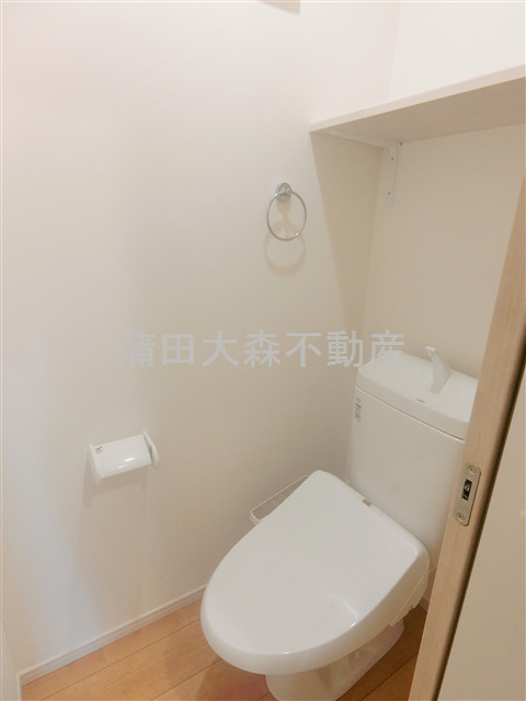 エスペリア蒲田のトイレ|棚と温水洗浄便座付きのトイレ