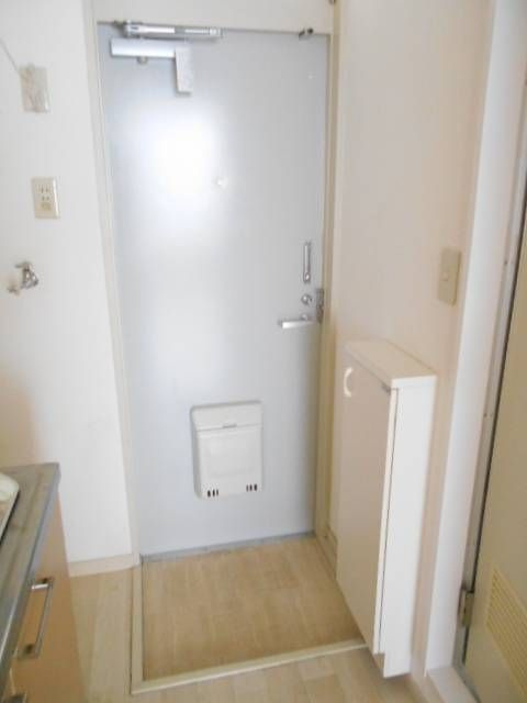 エステートならしのの玄関