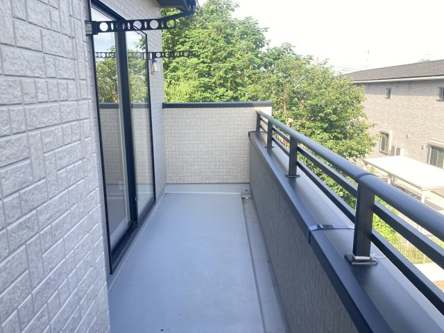 ブルーミングガーデン前橋市上新田町　１号棟のバルコニー|【イメージ画像】２部屋から行き来できるワイドバルコニーです！南面なので洗濯物もよく乾きますよ！
