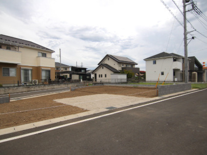 ブルーミングガーデン前橋市上新田町　１号棟の前面道路含む現地写真|現地写真です。陽当たり良く開放的な立地です。