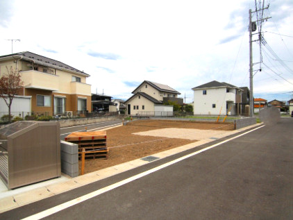 ブルーミングガーデン前橋市上新田町　１号棟の前面道路含む現地写真|現地写真です。前面道路も広々して開放的な立地です。