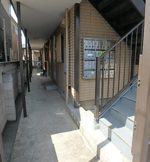 松戸市上本郷の賃貸マンションのエントランス
