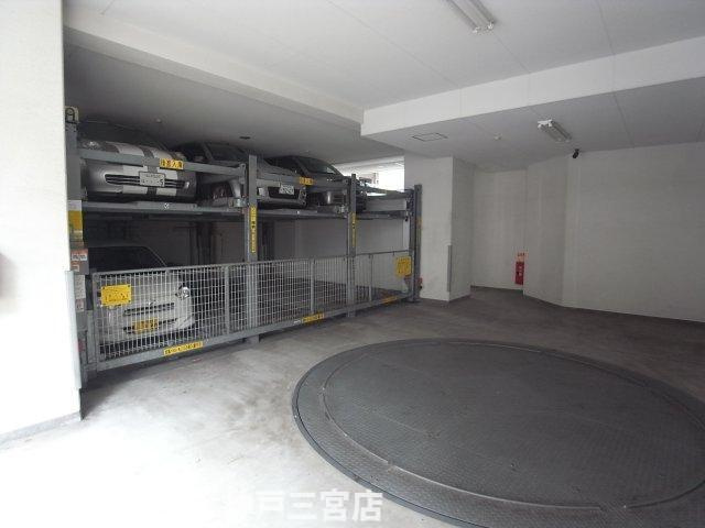 カスタリア三宮の駐車場