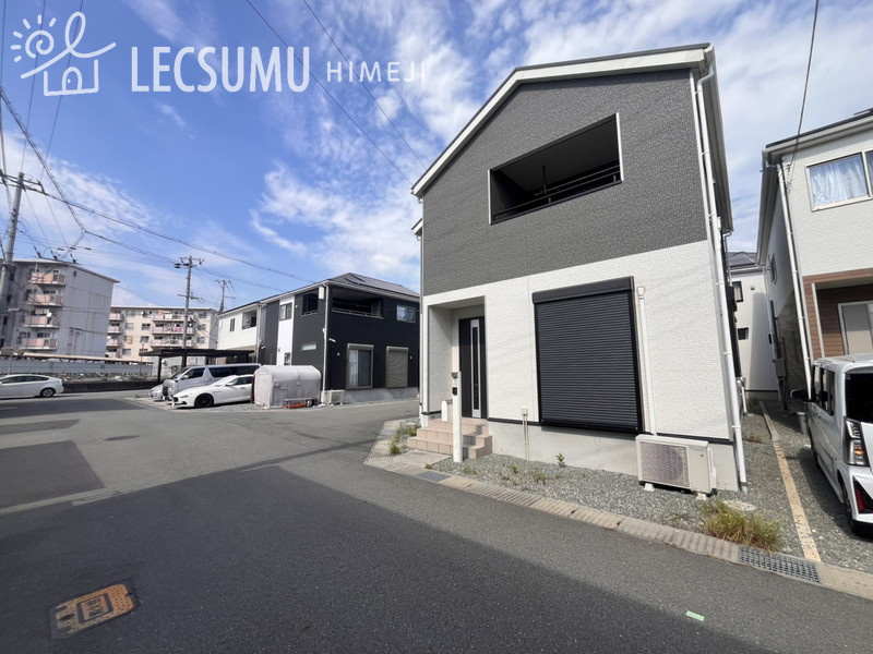 姫路市下手野5丁目/中古戸建の前面道路含む現地写真