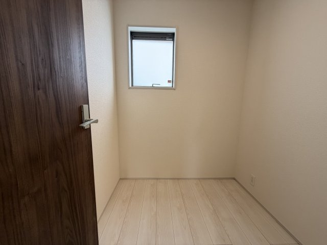 西原町幸地（全3棟）ラスト1号棟の洋室|1号棟　使い方色々、サービスルーム付き♪