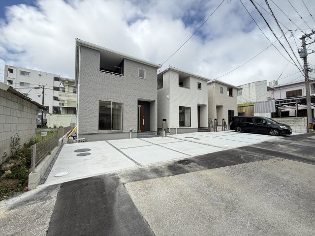 西原町幸地（全3棟）ラスト1号棟の外観|1号棟　並列駐車3台可♪