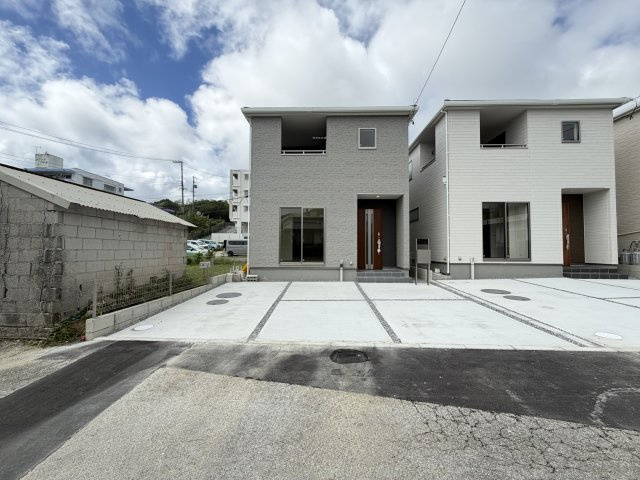 西原町幸地（全3棟）ラスト1号棟の外観|1号棟　並列駐車3台可♪