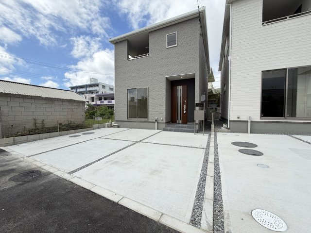 西原町幸地（全3棟）ラスト1号棟の外観|1号棟　並列駐車3台可♪