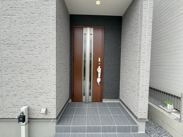 西原町幸地（全3棟）ラスト1号棟の玄関|1号棟　スマートキー付き♪