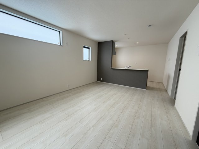 西原町幸地（全3棟）ラスト1号棟の居間・リビング|1号棟　LDK16帖♪リビング収納付き♪
