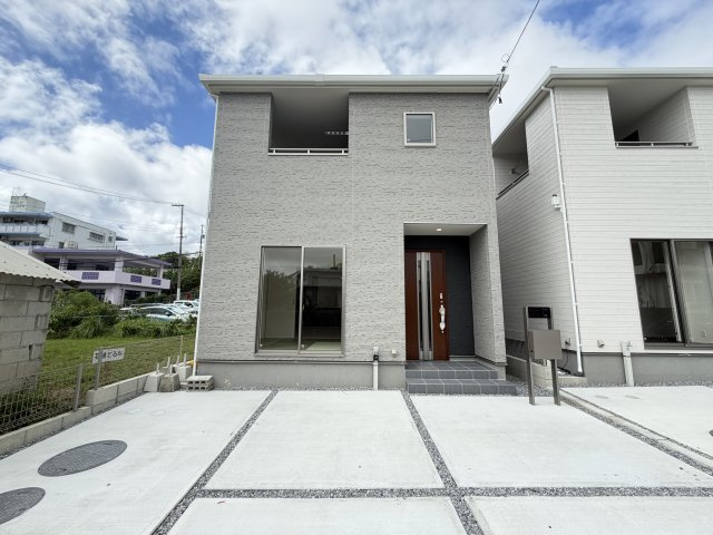西原町幸地（全3棟）ラスト1号棟の外観|1号棟　並列駐車3台可♪