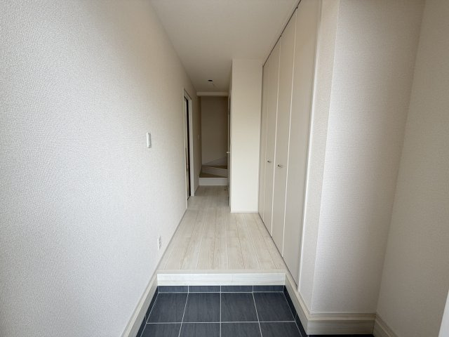 西原町幸地（全3棟）ラスト1号棟の玄関|1号棟　十分な収納付き玄関♪