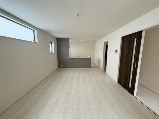 西原町幸地（全3棟）ラスト1号棟の居間・リビング|1号棟　LDK16帖♪リビング収納付き♪
