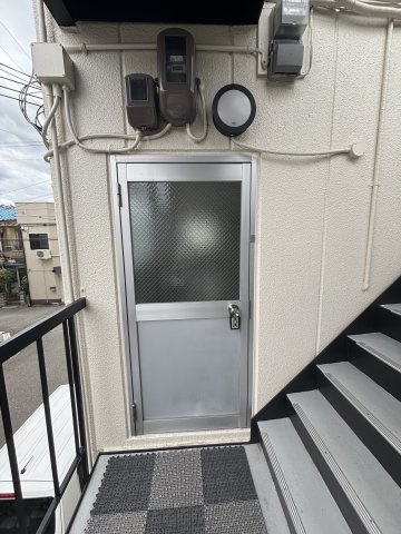 産興ビルの玄関