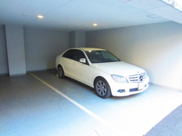 アヴァンツァーレ巣鴨の駐車場|屋根付きの平置き駐車場です