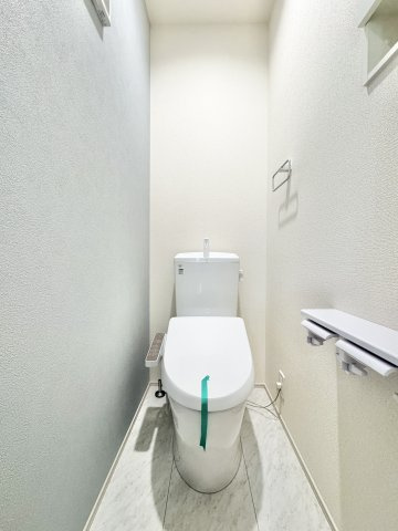磐田市天龍 第1期のトイレ|真っ白で統一されたトイレは2階にも設置されており、朝の慌ただしい時間でも混むことなくご使用いただけます。