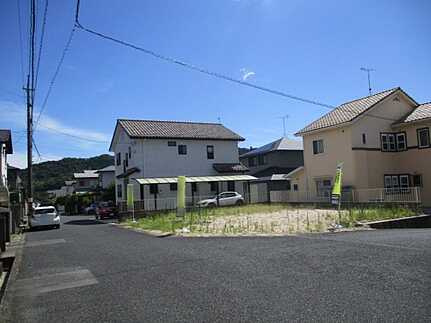 佐伯区美鈴が丘東２丁目の前面道路含む現地写真