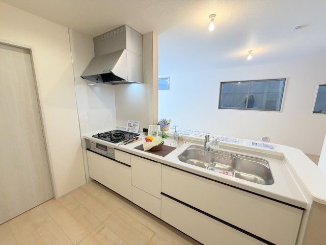 八潮市緑町3丁目　新築戸建　全4棟　2号棟のキッチン|会話の弾む対面システムキッチンです