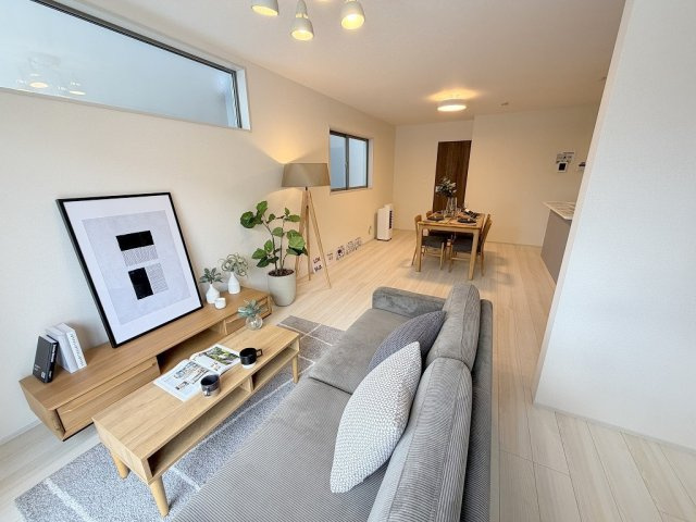 八潮市緑町3丁目　新築戸建　全4棟　3号棟の居間・リビング|ソファやダイニングセットを置いてもゆとりのある19帖のリビング