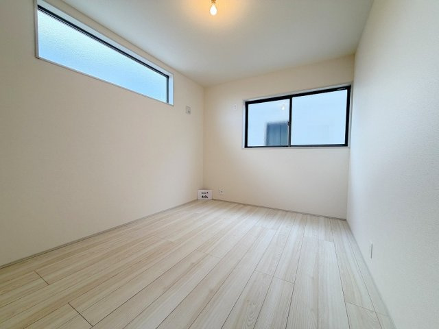 八潮市緑町3丁目　新築戸建　全2棟　3号棟の洋室|2面採光の明るい洋室6帖・主寝室としていかがでしょう