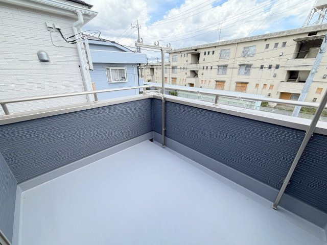 八潮市緑町3丁目　新築戸建　全2棟　3号棟のバルコニー|南向きのワイドバルコニーにて陽当り良好
