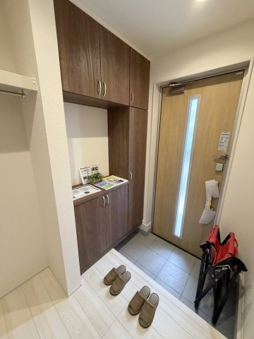 八潮市緑町3丁目　新築戸建　全4棟　3号棟の玄関|コートやカバンなどお出かけグッズをかけられるハンガーパイプ付玄関