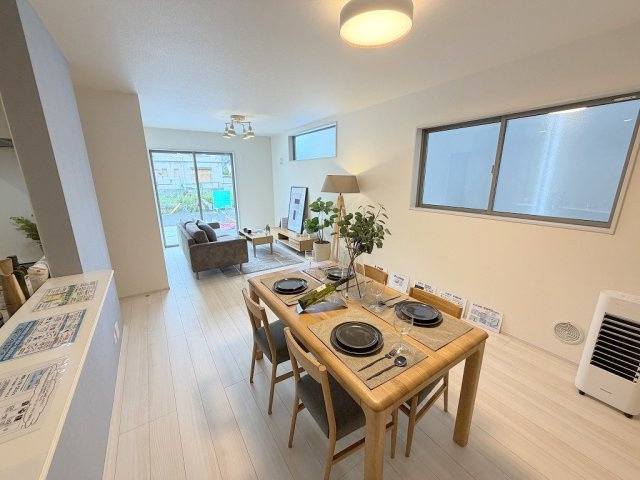 八潮市緑町3丁目　新築戸建　全2棟　3号棟の居間・リビング|ソファやダイニングセットを置いてもゆとりのある19帖のリビング