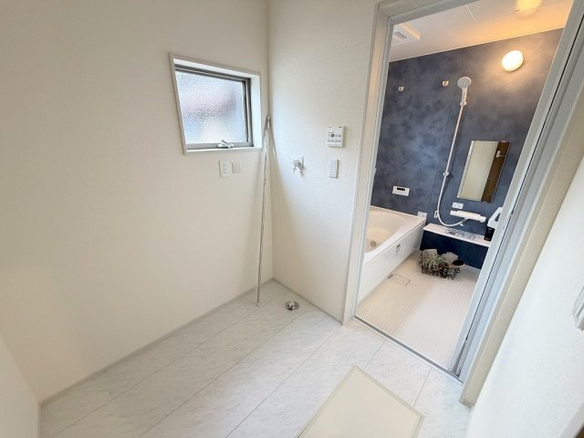 八潮市緑町3丁目　新築戸建　全4棟　3号棟のランドリースペース|来客時も気兼ねなく使える洗面・脱衣所分離タイプ