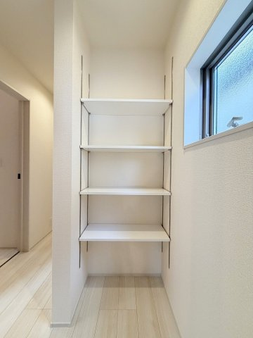 八潮市緑町3丁目　新築戸建　全2棟　3号棟の収納|本棚としても使える2階ホールの可動棚です
