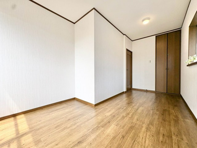 【寝室】 | 吹田市川岸町中古戸建 | 現在ご返済中のカーローン・カードローン・教育ローンなどを住宅ローンに一本化したり、家具家電購入費用・引越し費用を住宅ローンと組み合わせるなど、お客さまにメリットの多い住宅ローンのご提案が可能です。