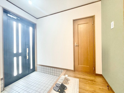 【玄関】 | 吹田市川岸町中古戸建 | エイブル売買事業部では、箕面市・豊中市・吹田市・池田市・茨木市・高槻市の北摂エリア全域で、物件のご紹介を致しております。北摂エリアにて購入物件をお探しの際は、当社までお問合せ下さいませ。