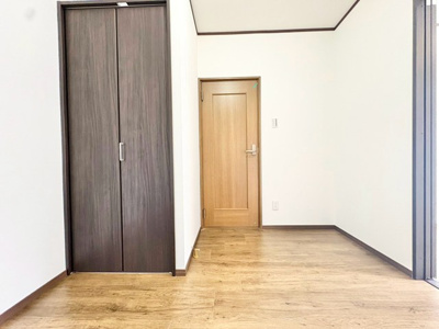 【子供部屋】 | 吹田市川岸町中古戸建 | こちらの物件近くの教育施設や、スーパー・公園など、物件周辺の住環境を併せてご案内させて頂きます。ぜひ、現地での暮らしをイメージなさって下さい！