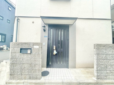 【エントランス】 | 吹田市川岸町中古戸建 | サイトに掲載されていない箇所の写真、撮影してお届けさせて頂きます！気になる物件で、見たい部分の画像が無い場合は、弊社スタッフまでご連絡下さいませ。お客様の気になる箇所を、カメラにて撮影して参ります！