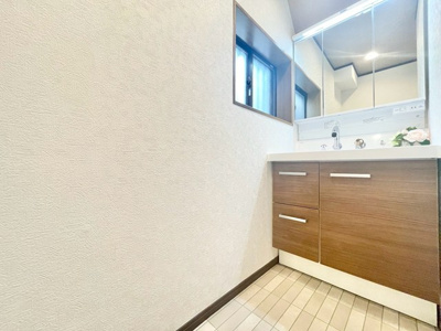 【独立洗面台】 | 吹田市川岸町中古戸建 | 弊社のファイナンシャルプランナーより、将来に向けた資金計画・住宅ローンの無料相談が皆様に大変ご好評頂いております！物件ご購入の前に、まずはお気軽にご相談くださいませ。