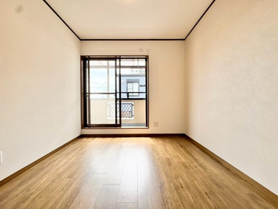 【洋室】 | 吹田市川岸町中古戸建 | サイトに掲載されていない箇所の写真、撮影してお届けさせて頂きます！気になる物件で、見たい部分の画像が無い場合は、弊社スタッフまでご連絡下さいませ。お客様の気になる箇所を、カメラにて撮影して参ります！