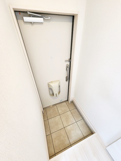 のアパートの玄関
