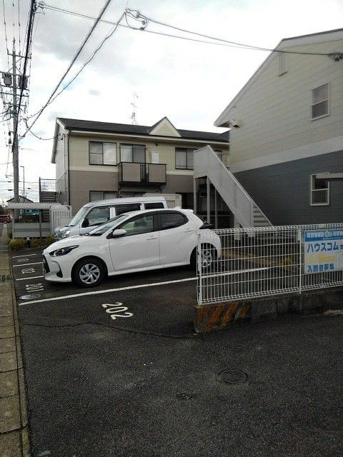 メゾン荒井の駐車場