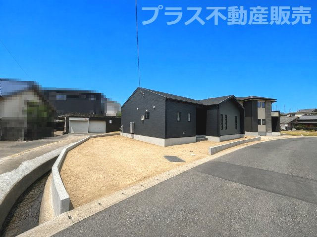 【外観】 | 糸島市篠原西3丁目1期・平屋　1号棟（全2棟）【仲介手数料無料・0円】 | 現地写真。プラス不動産販売なら、現場の全ての棟をまとめてご見学頂けます。