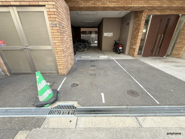 シャルマンフジ阿波座イーストの駐車場