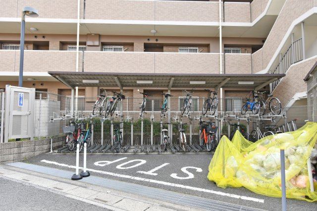 アドグランデ大宮宮原の駐輪場|※空き状況は当社まで都度ご確認くださいませ■難しいイメージの住宅ローンは経験スタッフが丁寧にお手伝いしますのでご安心下さい。皆様のご来店、心よりお待ちしております。