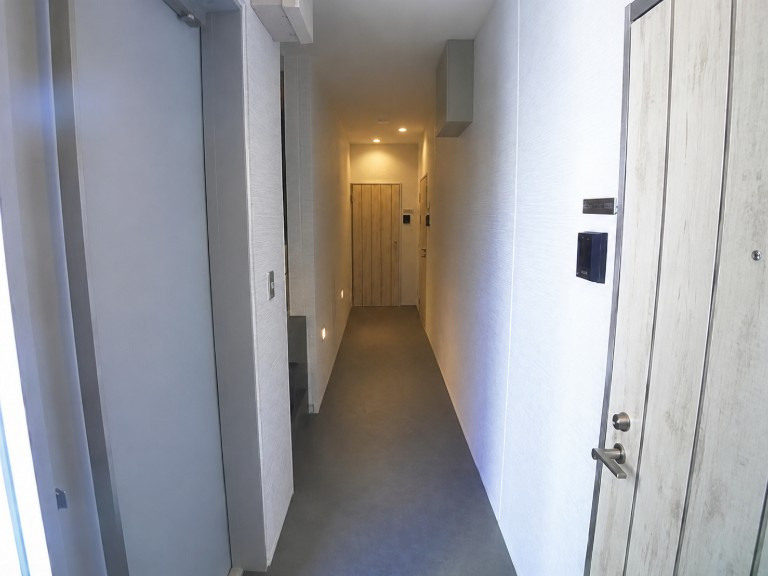 松戸市新松戸５丁目のアパートのエントランス