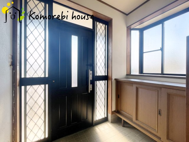 鴻巣市常光　1期　中古一戸建ての玄関|収納もある玄関です