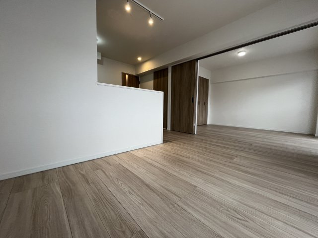 【居間・リビング】 | ライオンズマンション今宿 | 家族との団らん時間をより特別にしてくれる、広々としたリビングです☆