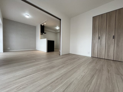 【洋室】 | ライオンズマンション今宿 | 仕切りを開けたままにして生活すると、リビングを広く使えます☆