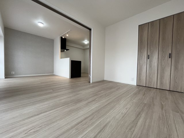 【洋室】 | ライオンズマンション今宿 | 仕切りを開けたままにして生活すると、リビングを広く使えます☆