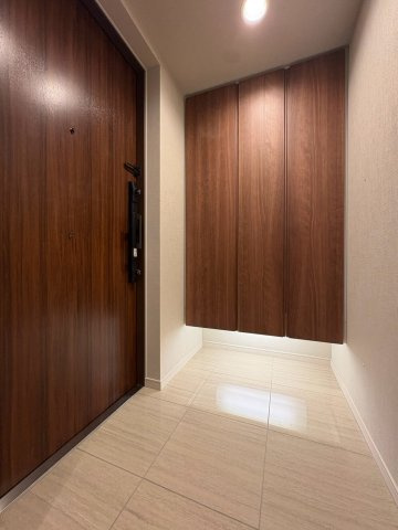 ワコーレ大阪新町タワーレジデンス　堀江小学校の玄関|玄関