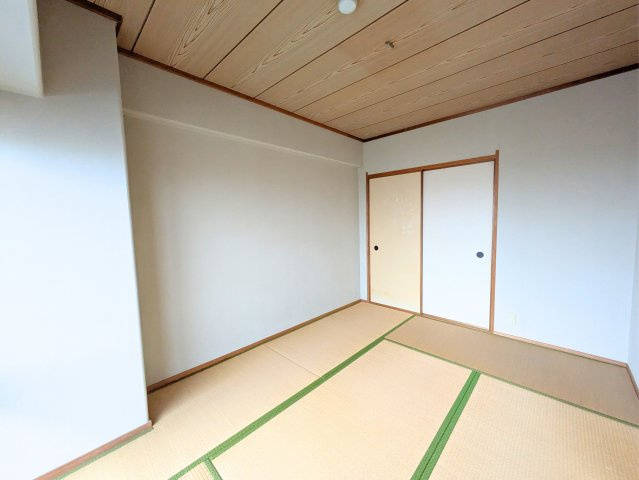 サーパス三津弐番館の和室|畳の香りが心地よい落ち着いた和室。いぐさの爽やかな風合いで、家族みんなでゆったり寛げます。