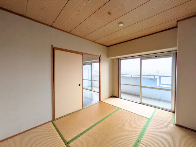 サーパス三津弐番館の和室|窓から自然光が明るく差し込む和室。隣のリビングと繋げて広々とした一体空間としても使えます。