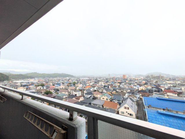 サーパス三津弐番館の展望|視界を遮るもののない晴れやかな眺望。遠くの街並みを一望しながら開放的な気分を味わえます。